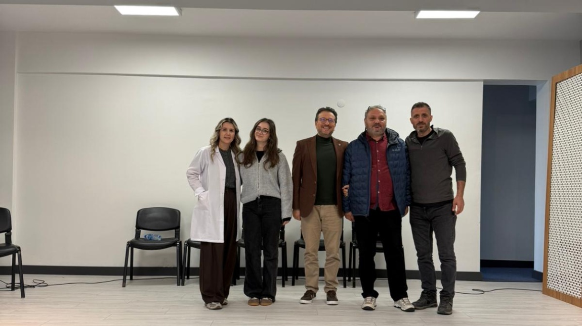 Mezun öğrencimiz 11 ve 12.sınıf sayısal öğrencilerine bilgi paylaşımında bulundu.